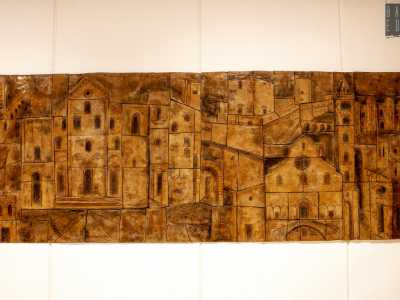 Giunti al secondo piano e superata la seconda opera della Frattasi raffigurante i pi� importanti monumenti del barese...